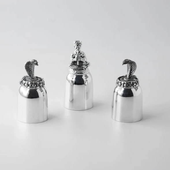 659НБ00806 Набор серебряных рюмок «Заклинатель змей» с чернением из 3 предметов