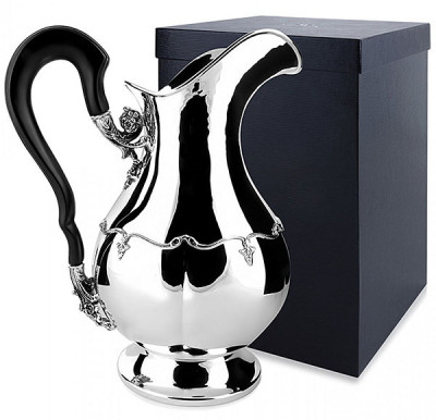 Серебряный кувшин с цветочным орнаментом