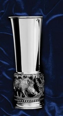 Серебряная стопка «Кабаны» с чернением в подарочном футляре