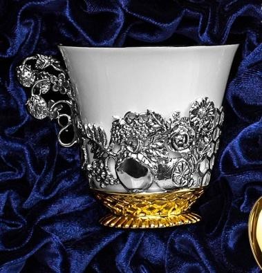 Чайная чашка в серебряном держателе «Натюрморт» с золочением и чернением