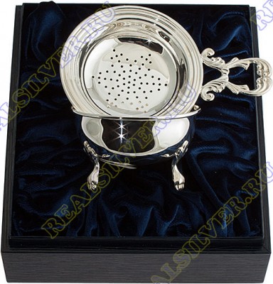 8810022 Серебряное ситечко для чая с подставкой в подарочном футляре