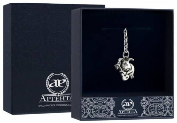 1086БР15006 Серебряный брелок для ключей «Поросенок с гитарой»