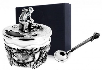 604СЛ00006 Серебряная солонка «Рыбак» с чернением в подарочном футляре