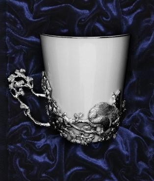 Серебряный подстаканник с чайной чашкой «Куница» с чернением в подарочном футляре