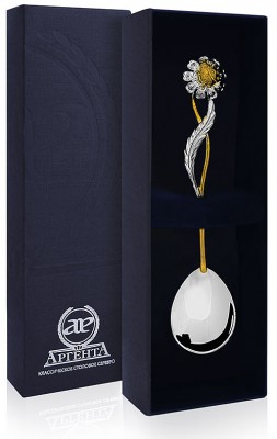 077ЛЖ03002 Серебряная чайная ложка «Ромашка» с золочением в подарочном футляре